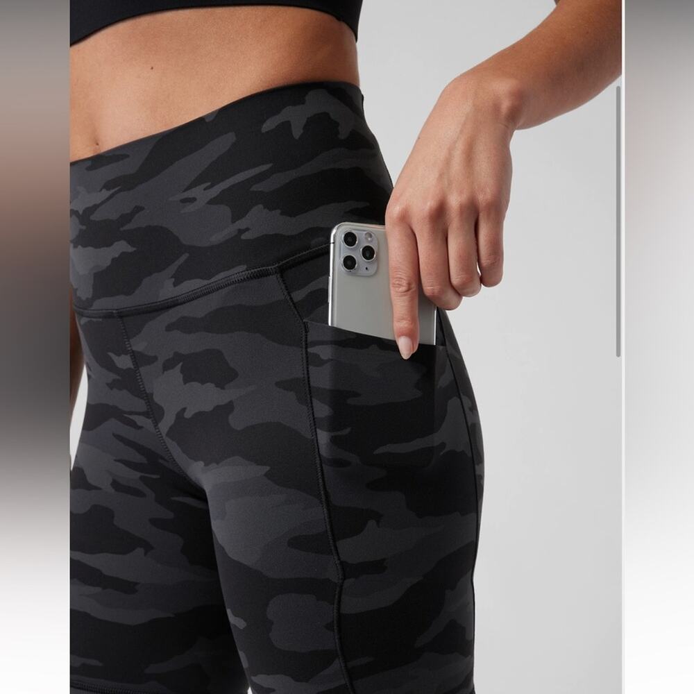 Athleta ultimate stash pocket biker shorts small - Picture 2 of 7